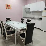 з двома спальнями і кухнею *
