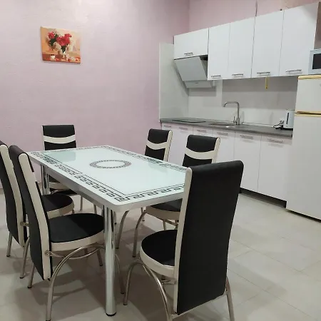 з двома спальнями і кухнею *