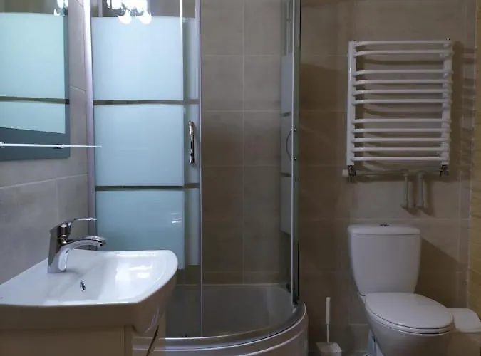 з двома спальнями і кухнею Apartment *